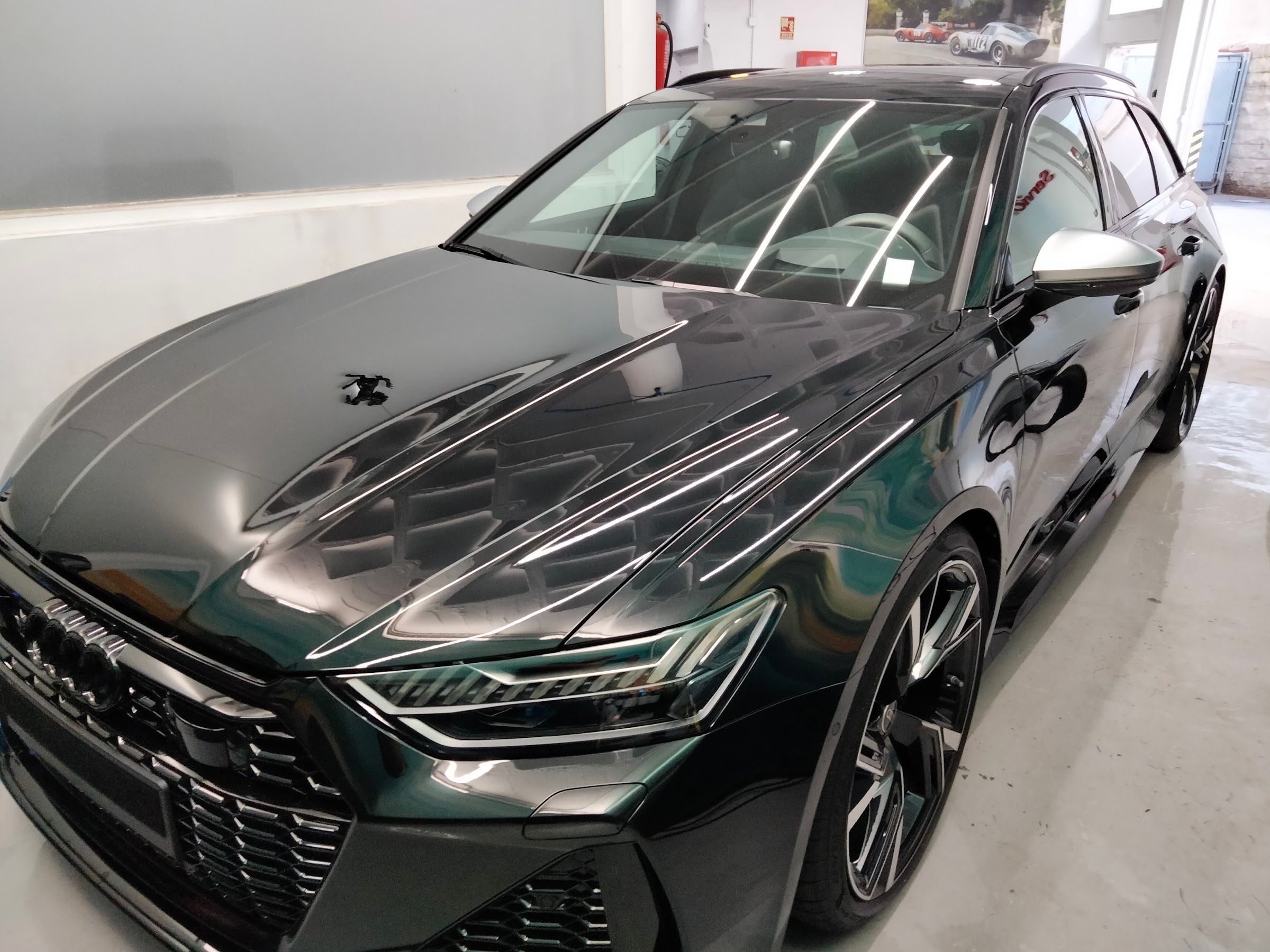 Audi RS6 verde oscuro con la pintura recién tratada — pulido de carrocería en San Pedro de Alcántara