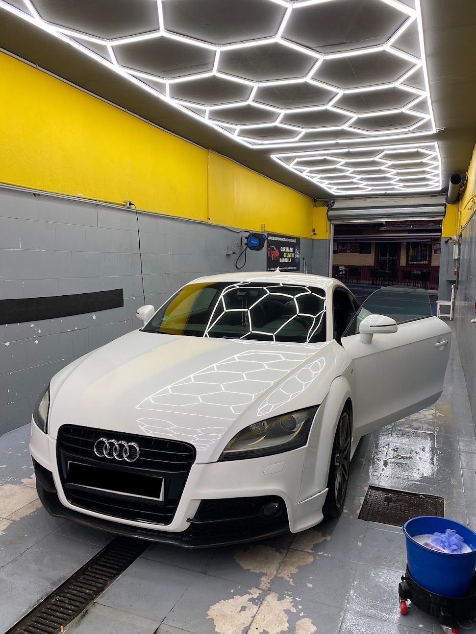 Audi TT blanco recién lavado en el estudio — pulido de faros en San Pedro de Alcántara