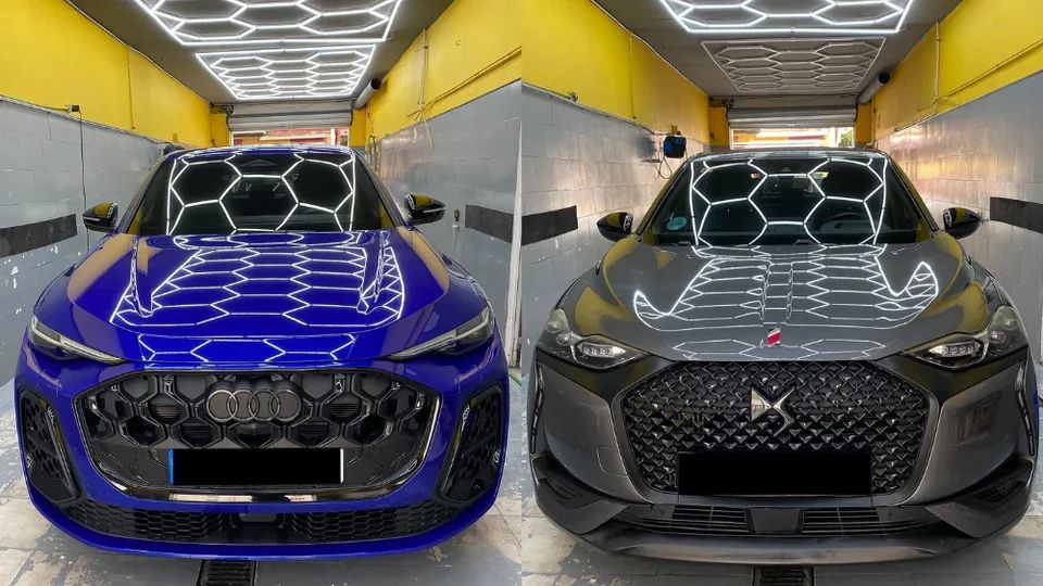 Audi Q5 azul y DS 3 gris en nuestro lavadero de coches de San Pedro de Alcántara, bajo el techo de luz LED hexagonal
