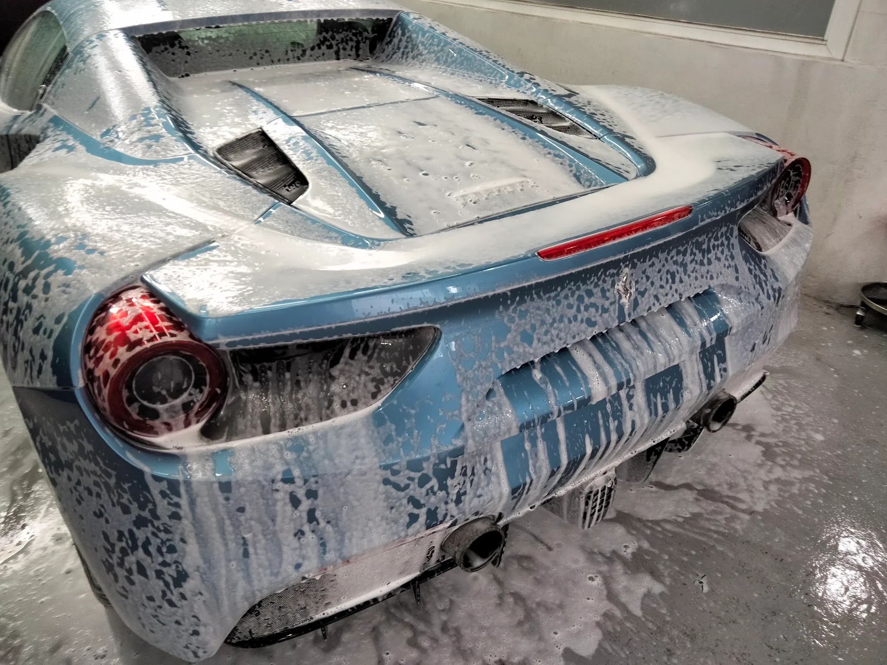 Ferrari: lavado a mano en nuestro lavadero de San Pedro de Alcántara, Marbella