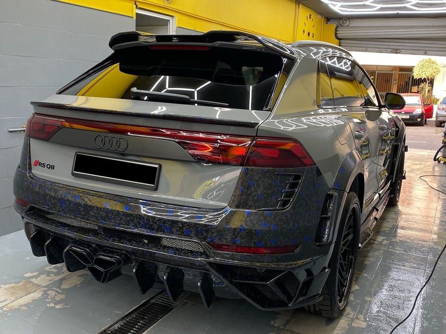 Audi RS Q8 en el estudio bajo el techo de luz hexagonal