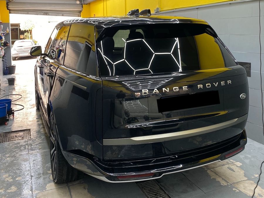 Range Rover en el estudio bajo el techo de luz hexagonal