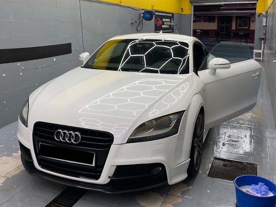 Audi TT blanco recién lavado en el estudio