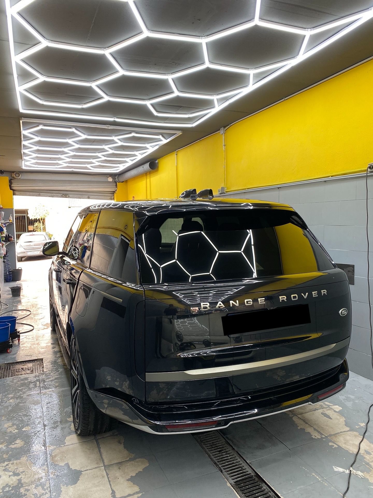 Range Rover en el estudio bajo el techo de luz hexagonal — limpieza de tapicería en San Pedro de Alcántara